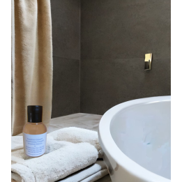 Mix de champú y gel ducha en baño de amenities para hotel