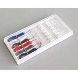 Un kit da cucito in una scatola di plastica speciale per viaggi e camere d'albergo
